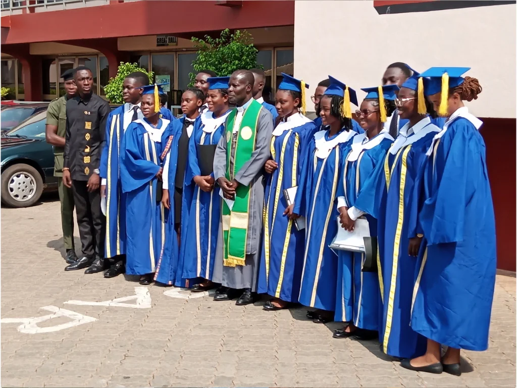 ghana zdjecie grupowe absolwentów