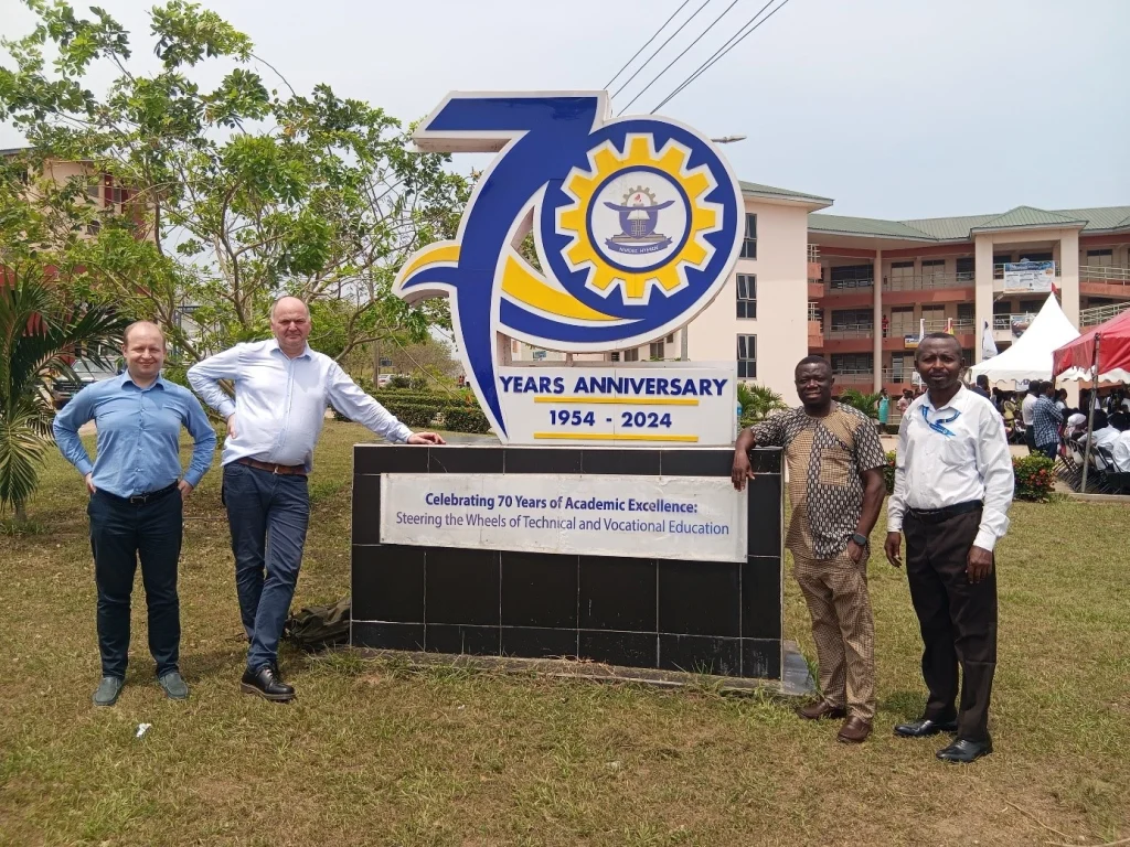 ghana zdjęcie grupowe przy tablicy 70-lecia